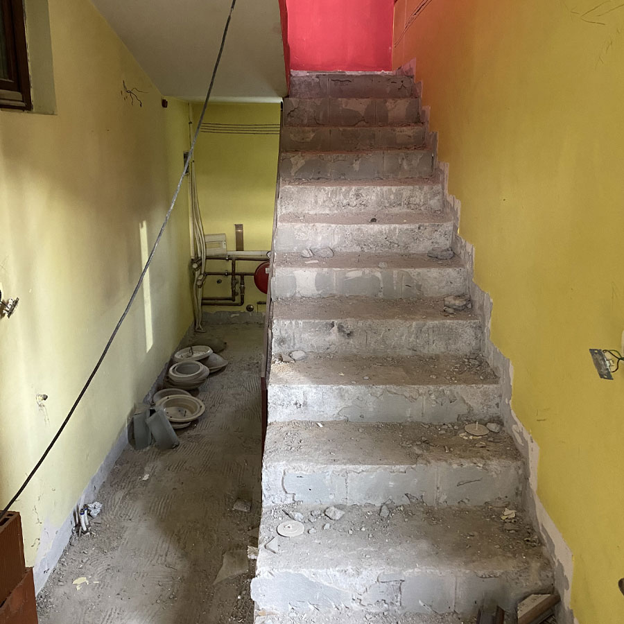 preduzimac-renoviranje-kuce-cena-kljuc-u-ruke-hodnik-stepeniste-pre-i-posle.jpg